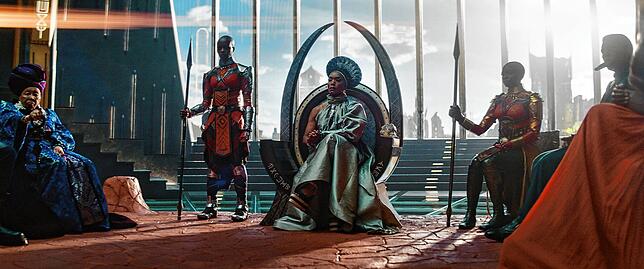 Szene aus &bdquo;Black Panther: Wakanda Forever&ldquo;: Dorothy Steel (von links) als Merchant Tribe Elder, Florence Kasumba als Ayo, ...