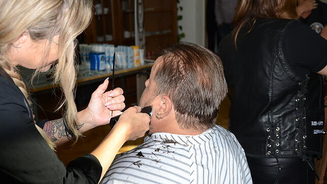 Nicole Rieder greift mit den Barber Angels regelmäßig kostenlos zu Schere und Bartschneider.