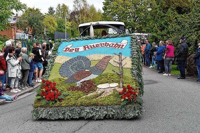 Mit Symbol: Dem Auerhahn war dieser Wagen beim Erntedankumzug gewidmet.