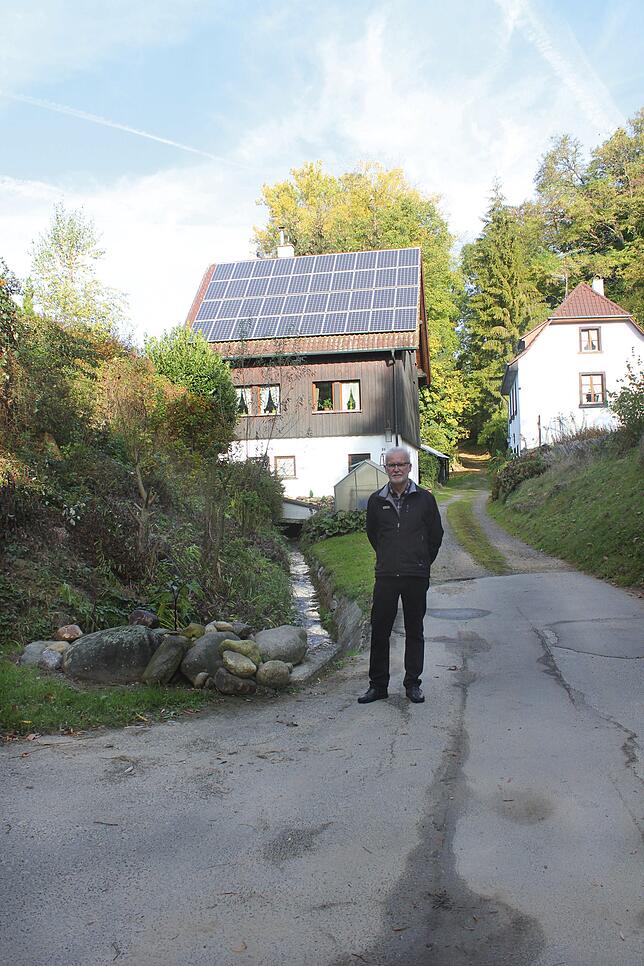 Klaus Glöckler steht neben dem Nellenbach, der einst das Mühlrad der Marmorschleiferei seines Urgroßvaters in Schwung hielt.