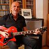 Uwe Reith ins einem Element: Mit Gitarre in seinem eigenen Studio in Wollmatingen.