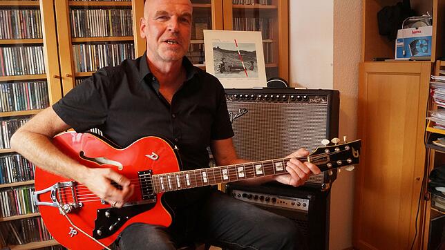 Uwe Reith in seinem Element: Mit Gitarre in seinem eigenen Studio in Wollmatingen.