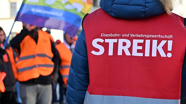 Die EVG verhandelt mit der Deutschen Bahn über höhere Löhne für die Beschäftigten. Drohen weitere Streiks?