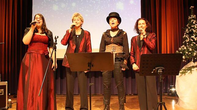 Sabine Kienzler, Moni Lehner, Sabine Schief und Gaby Knoblauch (von links) begeistern mit wundervollem Gesang und Kabarett das Publikum.