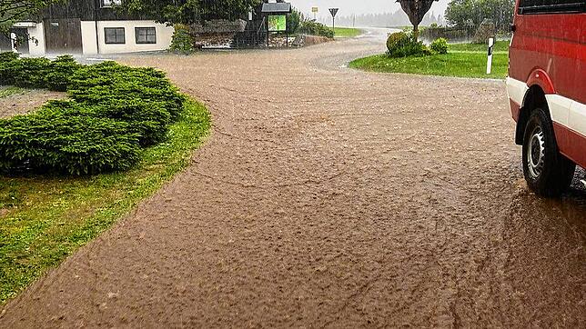 Der starke Regen in der Gemeinde Amrigschwand am Mittwoch, 26. Juni, überflutet Straßen und Keller.
