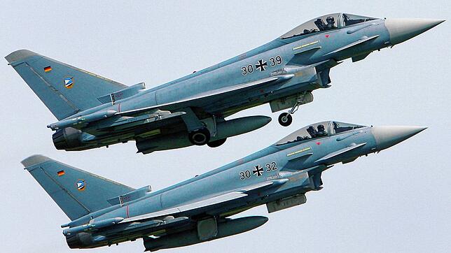 Zwei Eurofighter starten auf dem Fliegerhorst Laage bei Rostock zu einer Übung (Archivbild, Mai 2018). Maschinen dieses Typs flogen am ...