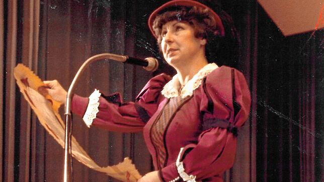 Sophie Schubert, damals noch Kabusreuther, tritt an Dreikönig 1985 zum ersten Mal als d&lsquo;Nelleburgere auf. Das historische Häs habe ...