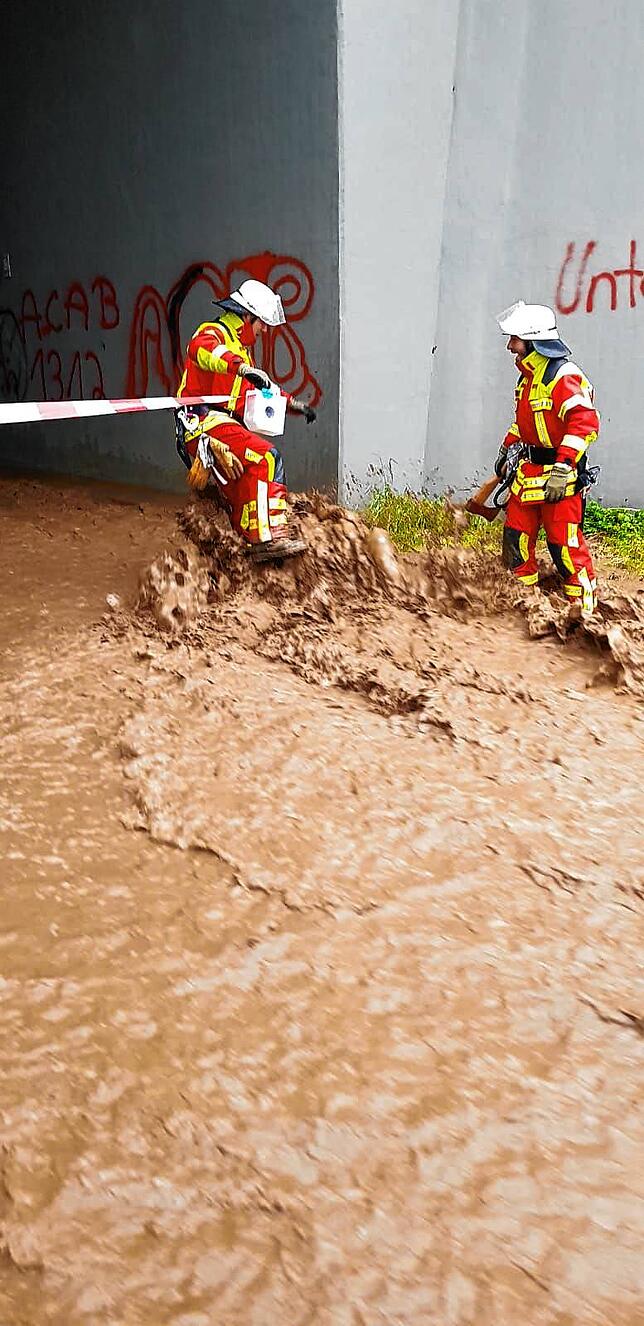 Auf diesem Bild von der anderen Seite her ist zu sehen, wie die Wassermassen durch die Unterführung schießen.