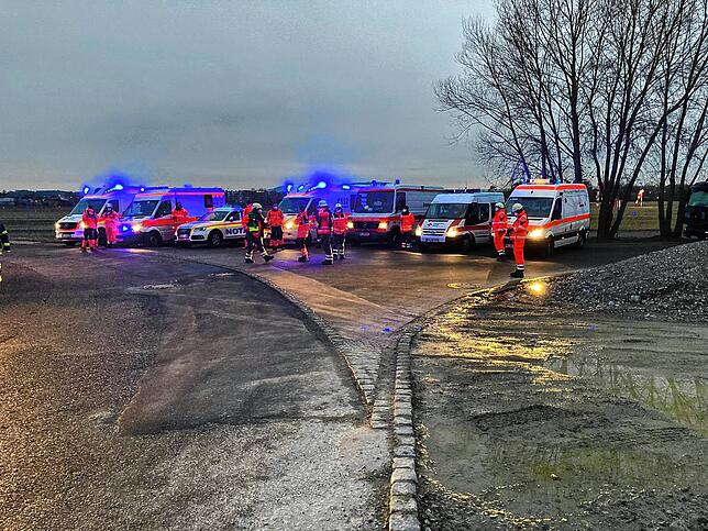 Die Rettungsdienste des DRK waren am Samstag am Flughafen in Friedrichshafen mit rund 120 Einsatzkräften vor Ort, darunter auch der DRK ...