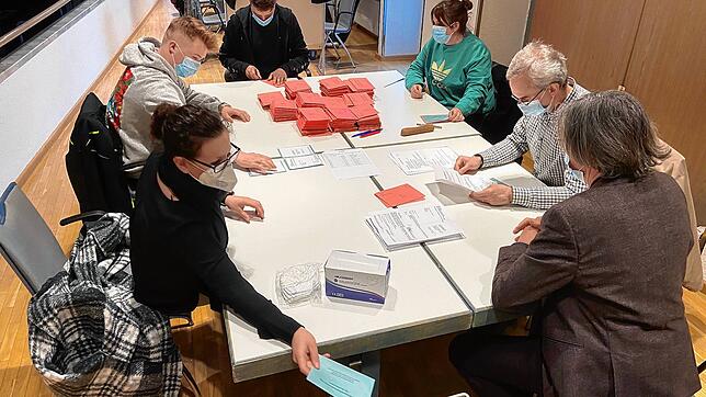 Schon um 16 Uhr begann die Überprüfung der Wahlscheine der Briefwähler. Die roten Umschläge mit den Stimmzetteln wurden erstn um 18 Uhr ...