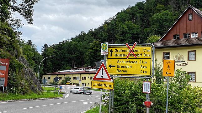 Die Schlüchttalsperrung wegen gefährlichem Felsabgang beginnt von Waldshut-Tiengen her ab der Abzweigung nach Berau. Diese Strecke nach ...