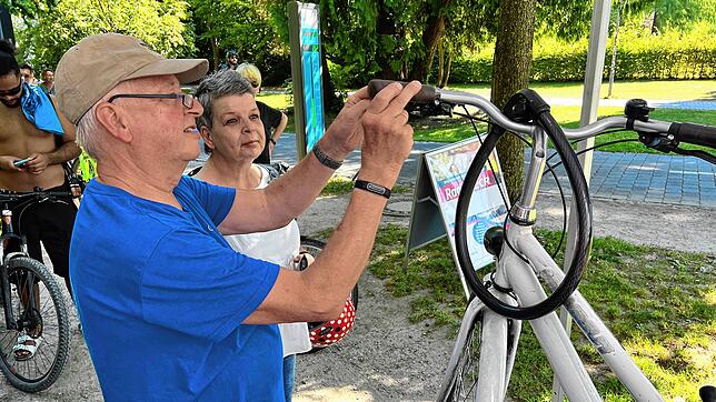 Werner Born schaut sich das Fahrrad von Martina Stöckler beim kostenlosen Radcheck im Heorsé-Park in Konstanz an. Die Bremsen sehen für ...