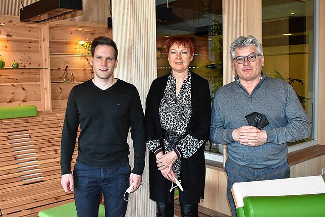 Hotelinhaber-Familie: Betriebswirt Maurice Blatter, Christel Liebwein und Uli Blatter (von links) im neuen Wellnessbereich des Hotels ...