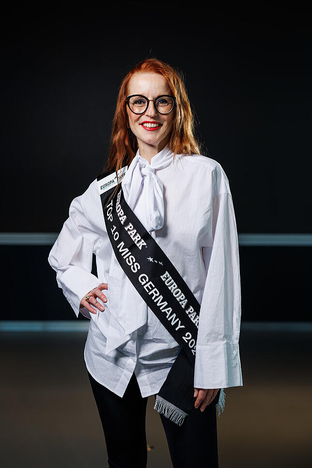 Mignon Kowollik, Teilnehmerin im Finale zur Wahl der "Miss Germany 2024", steht in einem Gebäude des Europa-Park.