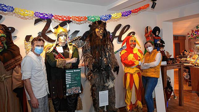 Stefan und Nicole Knöpfle mitten unter den Fasnachtsfiguren im Café Knöpfle. Links eine Figur des Gaszugs Randen, dessen Aktive als ...