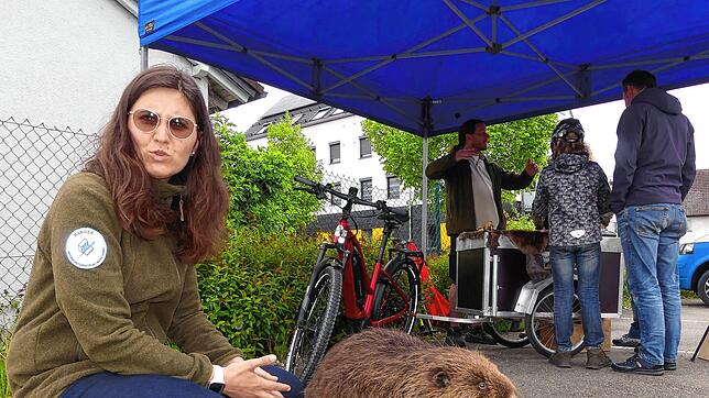 Sommerrangerin Jaqueline Perinen am Infomobil des Naturparks. Im Hintergrund gibt Naturparkranger Markus Ellinger den Besuchern Auskunft ...