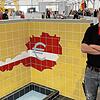 Fliesenleger Yannic Schlachter neben seinem fertigen &bdquo;Werk&ldquo;, das ihm den Europameistertitel eingebracht hat.
