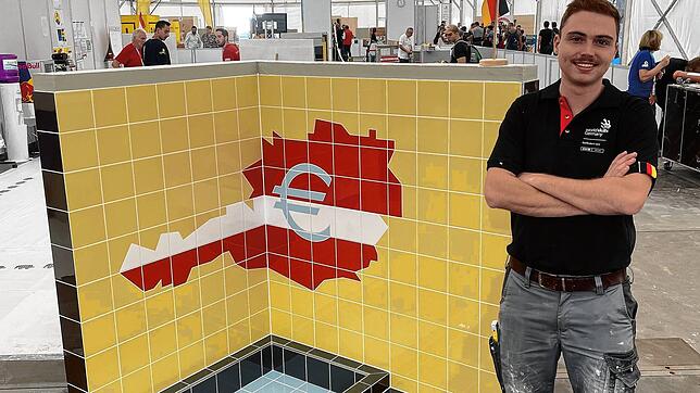 Fliesenleger Yannic Schlachter neben seinem fertigen &bdquo;Werk&ldquo;, das ihm den Europameistertitel eingebracht hat.