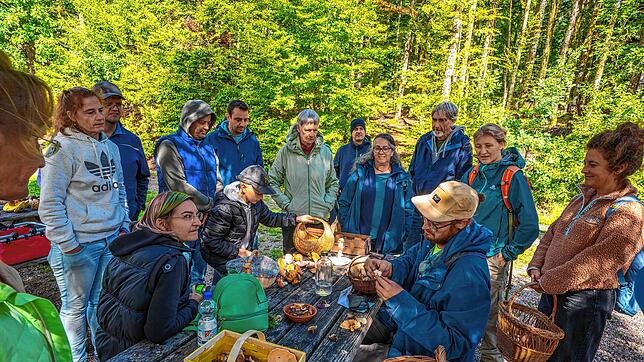 Stolz breiten die Pilzsammler ihre Funde auf dem Tisch aus, um sie dem Pilzexperten Fabian Gebhardt zur Bestimmung zu zeigen. Foto: ...