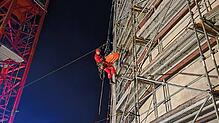 Der Neubau an der Schänzlebrücke wird nachts zum Übungsobjekt. Hier proben Einsatzkräfte der Absturzsicherung und Höhenrettung für den ...