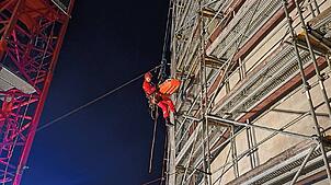 Der Neubau an der Schänzlebrücke wird nachts zum Übungsobjekt. Hier proben Einsatzkräfte der Absturzsicherung und Höhenrettung für den ...