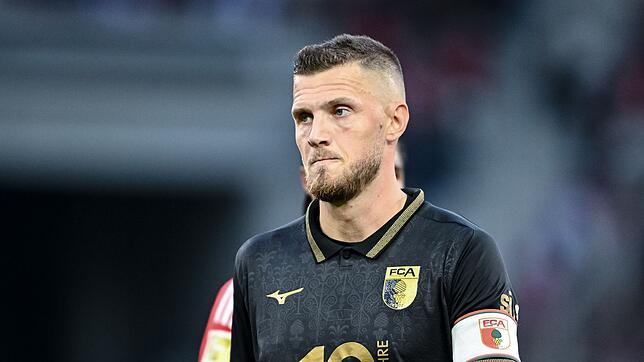 Jeffrey Gouweleeuw ist Kapitän und dienstältester Spieler des FC Augsburg. (Archivfoto)