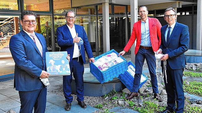 v. l. Peter Metzger, Geschäftsführer DRK Kreisverband Villingen-Schwenningen e. V. überreichte jeweils 500 selbstgenähte ...