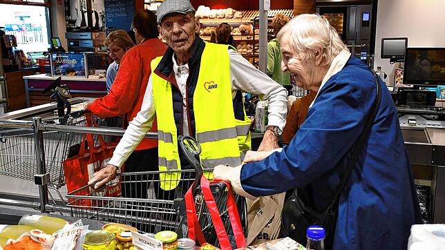 Auch als Helfer an der Kasse beim Einkaufen im Supermarkt ist Chauffeur Frieder Baginski (Bild) den Seniorinnen und Senioren behilflich. ...