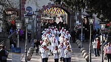 Die Straßenfasnacht in Waldshut beginnt traditionell am Schmutzigen Donnerstag mit dem Hemdglunkerumzug der Kinder, angeführt von der ...