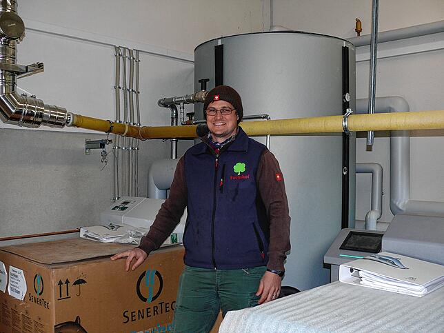 Florian Fuchs beim BHKW des Hofes. Es ist mit modernster Technik ausgestattet &ndash; läuft aber momentan leider mit Gas.