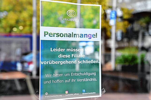 Mit diesem Plakat informiert die Bäckerei Krachenfels seine Kunden über die vorübergehende Schließung aufgrund Personalmangels.
