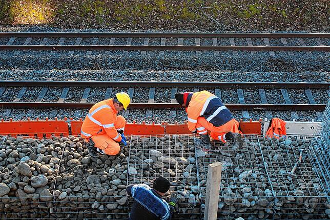 Die neue Stützmauer, an der die Männer hier bauen, soll die alte Wand auf einer Länge von 320 Metern ersetzen.