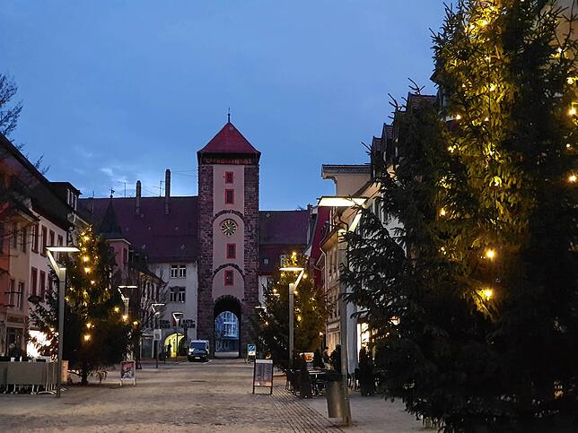 Es wird zeitlich eng, aber es klappt: In der Innenstadt können die Christbäume wie hier an der oberen Straße bis Dreikönig stehen ...