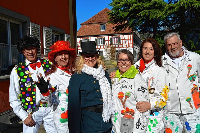 Gut gelauntes Gruppenbild vor dem Pfarrhaus und mit der Kaplanei im Hintergrund.