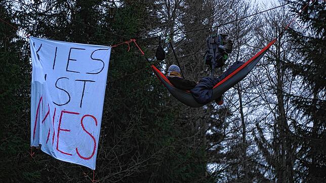 &bdquo;Kies ist Mies&ldquo; &ndash; die Klima-Aktivisten protestierten am Donnerstag nahe Wolfegg in Hängematten, welche an Seilen ...