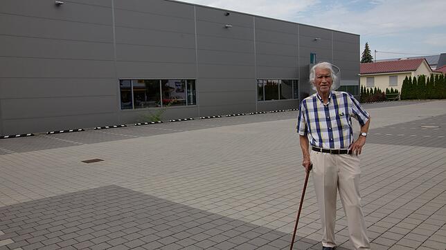 Hans Schleicher Anfang August auf dem Grundstück seiner ersten Wirkungsstätte in Markdorf. Das Gelände im Schießstattweg wurde 1964 von ...