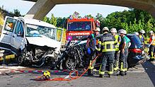 Einsatzkräfte der Polizei an der Unfallstelle auf der B30 bei Ravensburg.