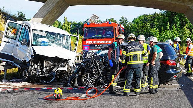 Einsatzkräfte der Polizei an der Unfallstelle auf der B30 bei Ravensburg.