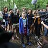 Greta Thunberg (M), Klimaschutzaktivistin, steht mit Aktivisten im Hambacher Forst.