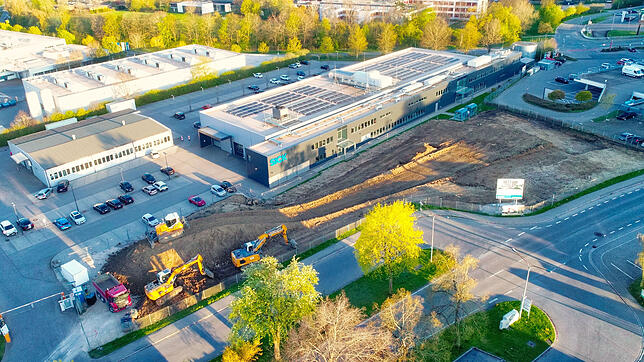Aus der Vogelperspektive: An der Dürrheimer Straße entsteht ein Parkhaus für die Sick-Mitarbeitenden mit 260 Pkw-Stellplätzen über elf ...