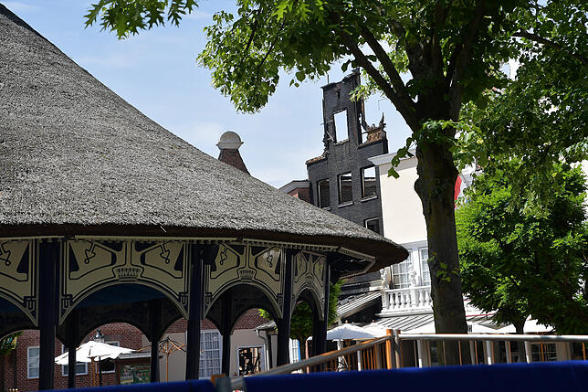 Der Tag nach dem Brand im Europa-Park Rust Am Tag nach dem Großbrand im Europa-Park Rust sind verkohlte Wände in dem Park zu sehen
