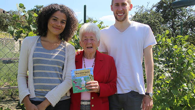 Paula Flum hat mit ihrem Enkel Benjamin Flum und dessen Verlobter Caroline Santos ein Gartenbuch für Kinder geschrieben.