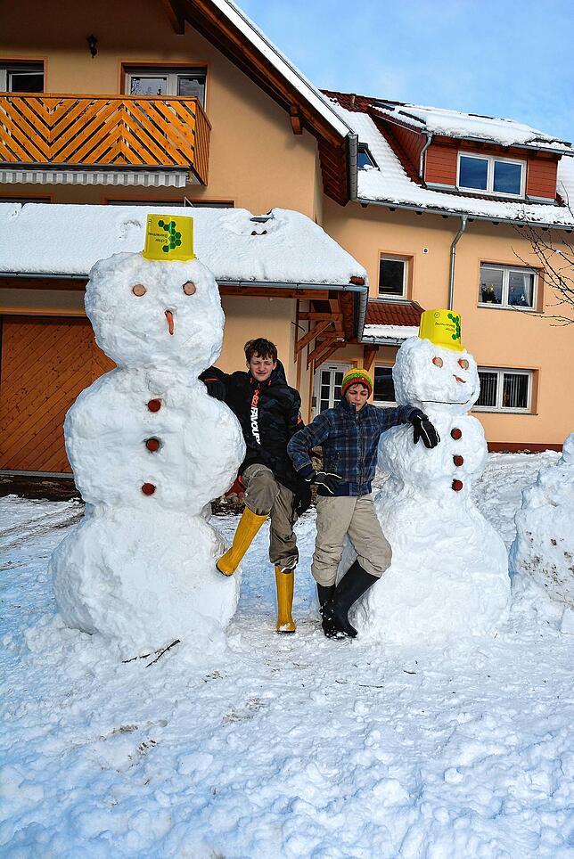 Die Brüder Julian und Leon Welte aus Achdorf bauten zwei überdimensionale Schneemänner &bdquo;Die Figuren sind als innovative ...