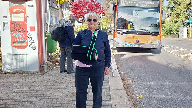 Lydia Kling steht mit ausgekugelter Schulter und zwei gerissenen Sehnen an der Haltestelle Purren. Hier passiert am 24. Oktober der ...