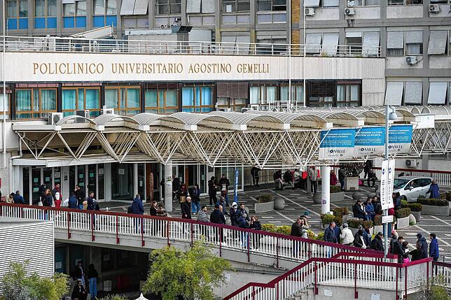 Ein Blick auf den Haupteingang der Poliklinik Agostino Gemelli, wo Papst Franziskus ins Krankenhaus eingeliefert wurde.