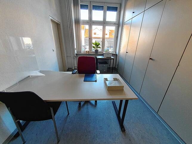 Das Vernehmungszimmer im Haus des Jugendrechts in Villingen. Auf dem Stuhl im Vordergrund sitzt der Jugendliche, auf dem Stuhl hinter ...