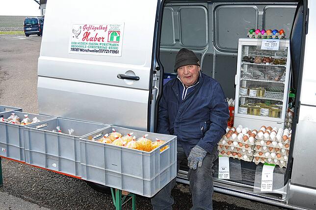 Franz Huber verkauft Nudeln, Eier und vieles mehr. Auch in der Corona-Krise ist er beim Taubenmarkt.