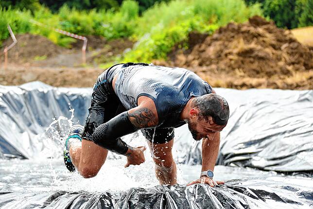 Ein extra angelegtes Schwimmbad auf der Strecke ist eines von 18 Hindernissen, dass die Läufer beim Rats Runners Finale in Riedböhringen ...