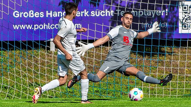 Unter Dauerbeschuss: Mirco Nannavecchia – hier im Spiel gegen den FC Schönau – kassierte mit dem Landesliga-Absteiger FC ...