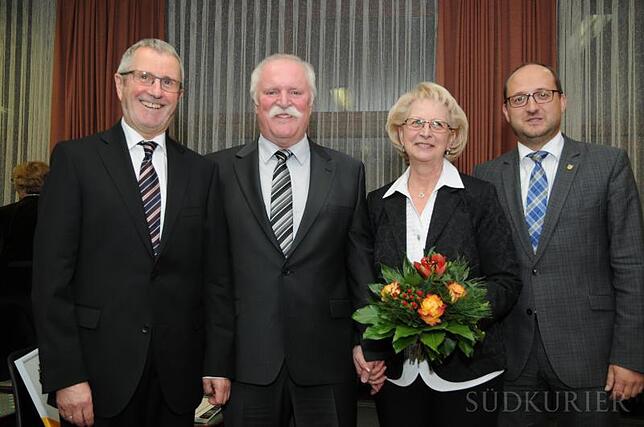 Zum Foto zur Verabschiedung stellen sich von links der ehemalige Oberbürgermeister Herbert O. Zinell, Klaus und Sonja Köser und ...